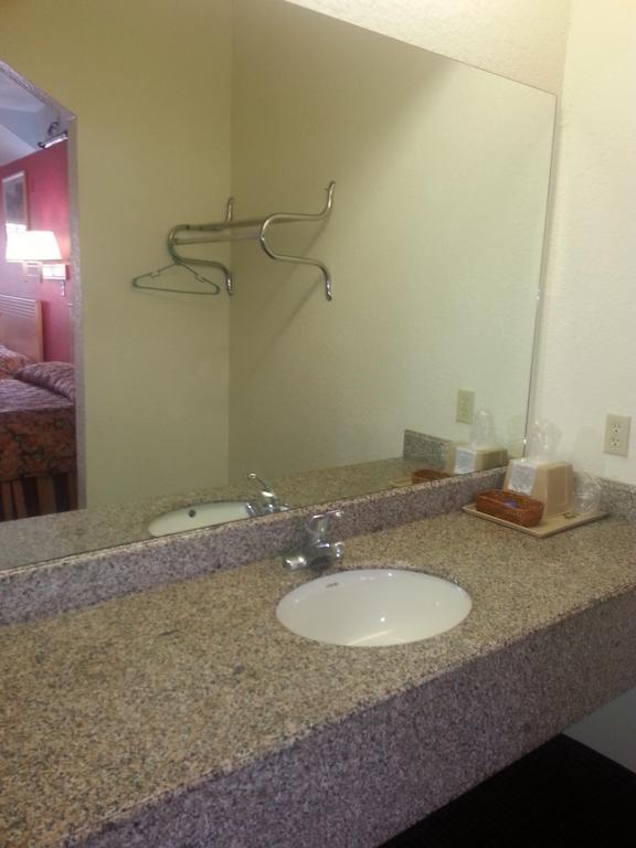 Crystal Inn 249 North Louetta Стая снимка